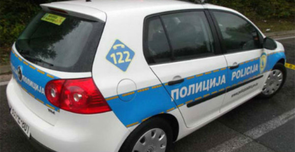 Pustio psa na četiri mladića