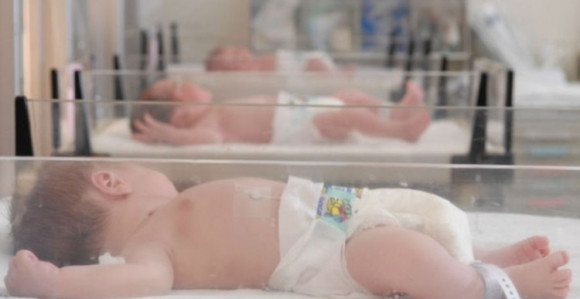 Haos: Majkama zamijenili bebe