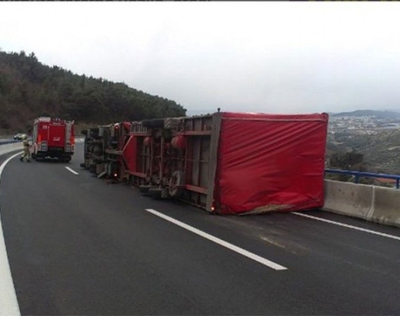 Mostar: Vjetar prevrnuo vozila