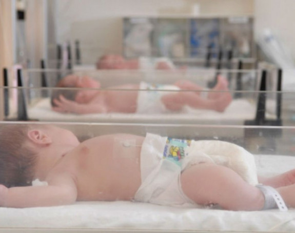 Haos: Majkama zamijenili bebe