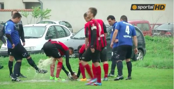 Video: Presmiješno! Penal u Bugarskoj i prskanje vodom!