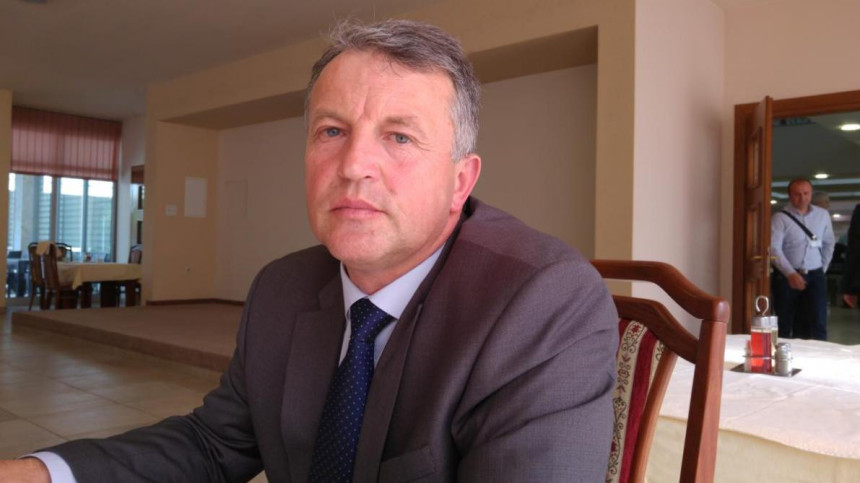 Vlast srlja u dužničko ropstvo