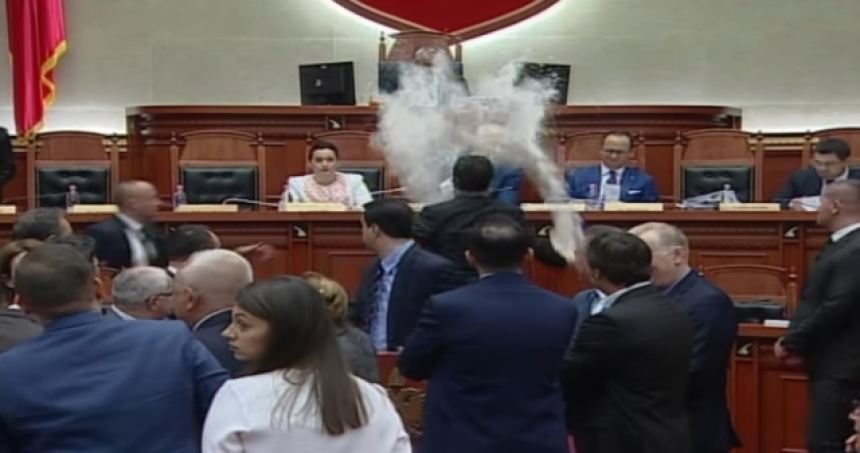 Haos u Albaniji, jajima na Ramu