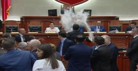 Haos u Albaniji, jajima na Ramu