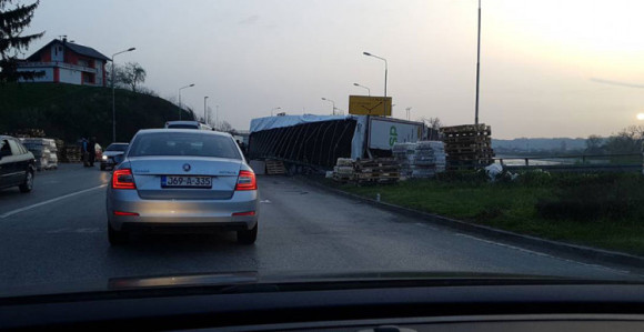 Kod Laktaša se prevrnuo kamion