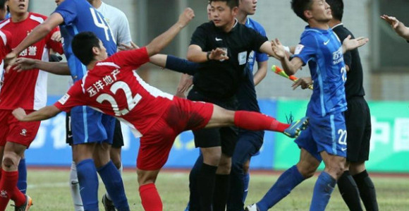 Video - Kina: Kad prvoligaš pobijedi trećeligaša - dobije batine!