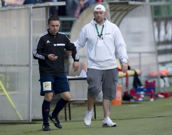 Видео: Насмијте се! Судија мртав пијан на утакмици!