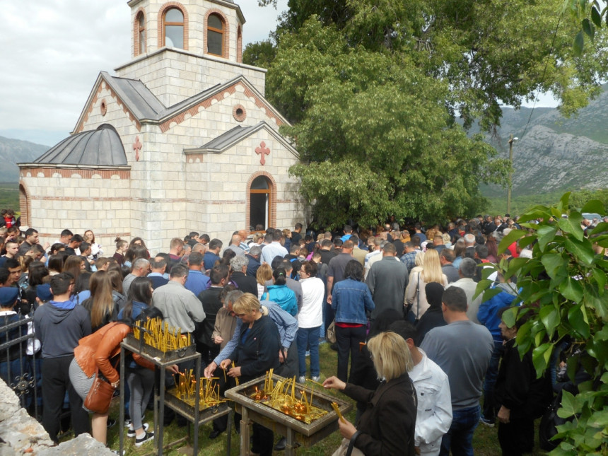 Stotine vjernika u selu Mrkonjići