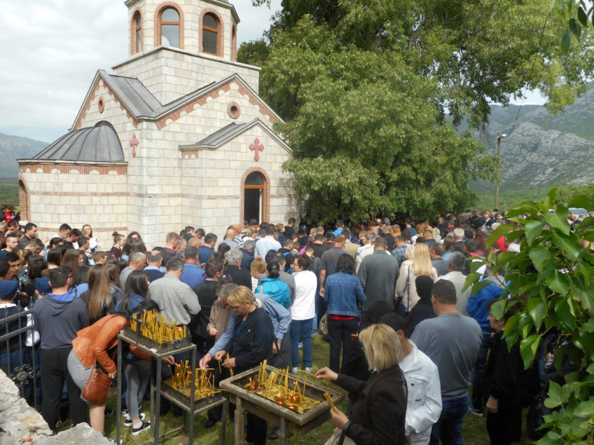 Stotine vjernika u selu Mrkonjići
