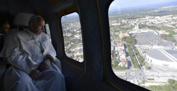 Papa stiže uz F 16 i snajperiste