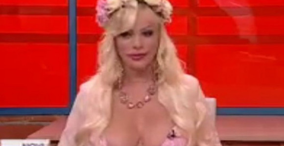 Pokazala grudi Milomiru Mariću