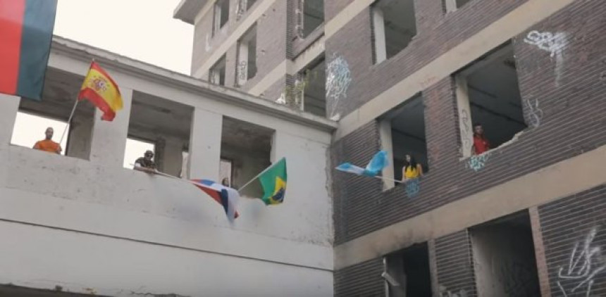 Vil Smit, Ronaldinjo, Albanka s Kosova i srpska trobojka!