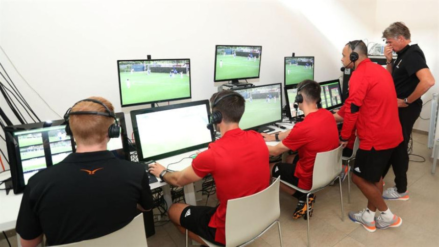 Nek' odluči VAR: Sudije, rjeđe zastavica uvis!