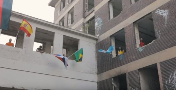 Vil Smit, Ronaldinjo, Albanka s Kosova i srpska trobojka!