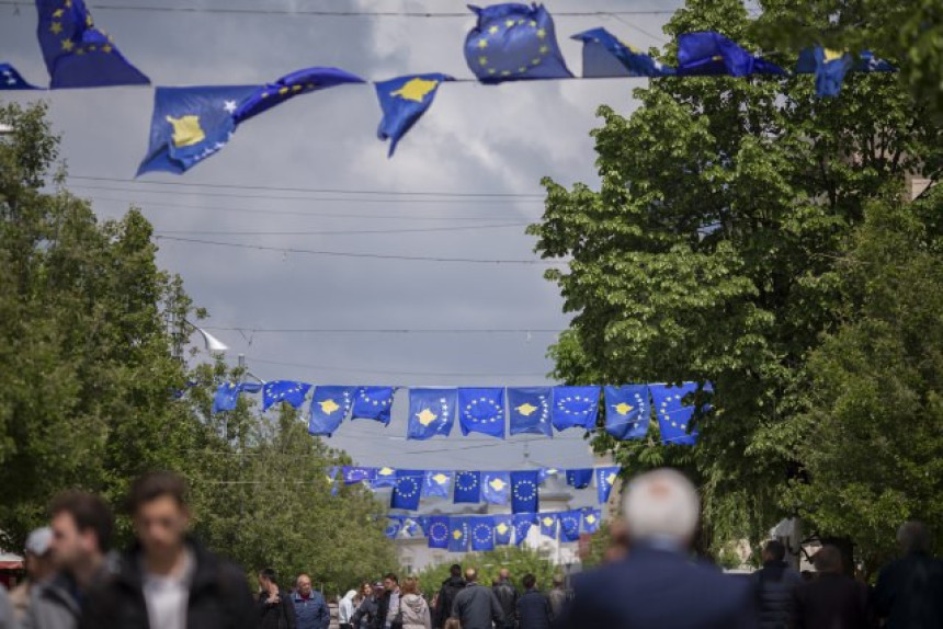 Šta AP danas piše o Kosmetu