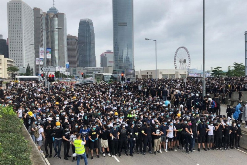 Hong Kong: Juriš na parlament