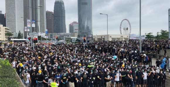 Hong Kong: Juriš na parlament