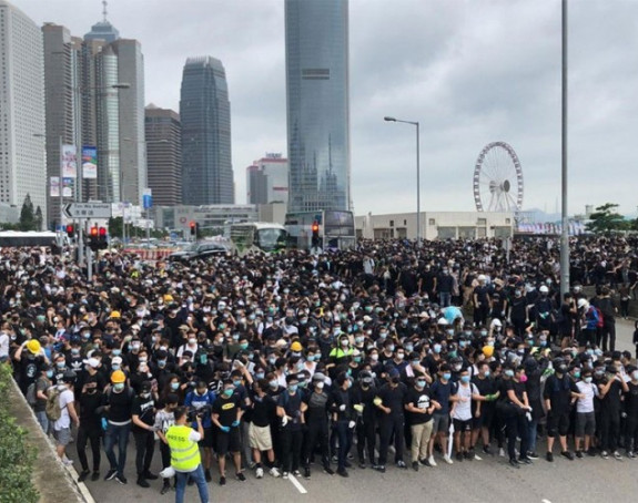 Hong Kong: Juriš na parlament