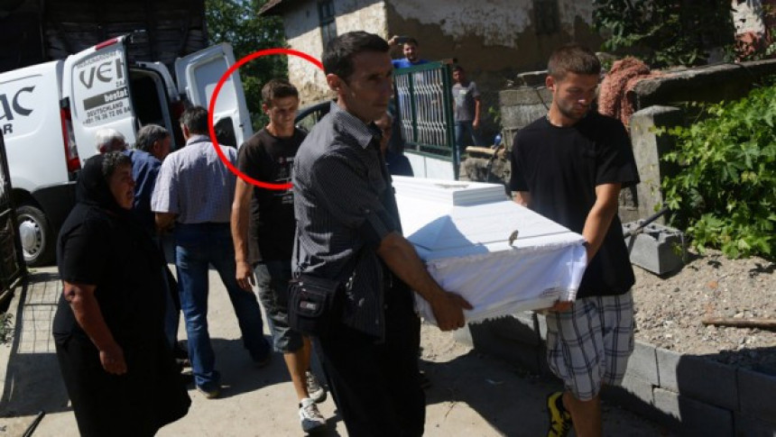 Brat ubice nosi kovčeg male Anđeline