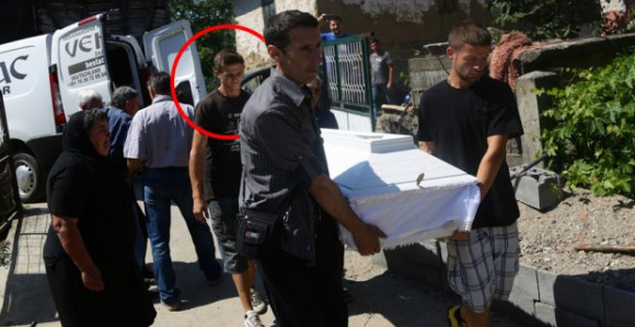 Brat ubice nosi kovčeg male Anđeline