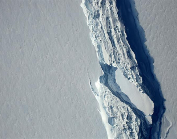 Pucanje ogromne ledene sante