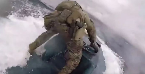 Vojnik se bacio na podmornicu 