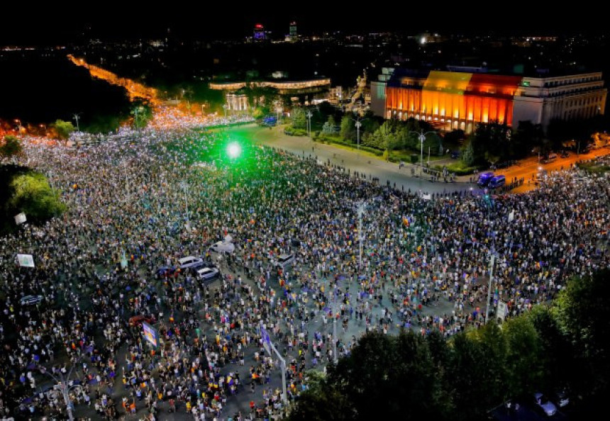 Румуни траже оставку владе