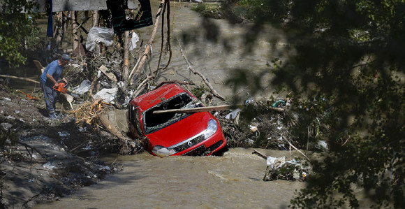 Voda odvukla sve automobile 