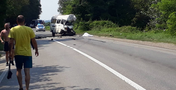 Poginuli vozači kombija i kamiona   