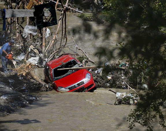 Voda odvukla sve automobile 