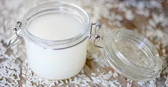 Nikako ne bacajte vodu od pirinča !