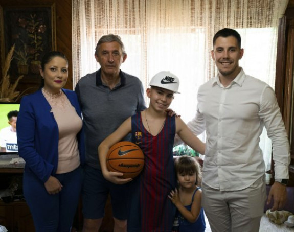 Видео: Хумани Светислав Пешић...