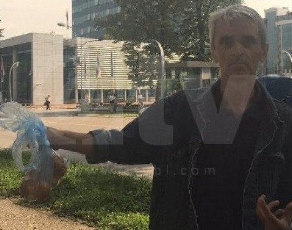 Banjalučanin jajima na zgradu Vlade Srpske!