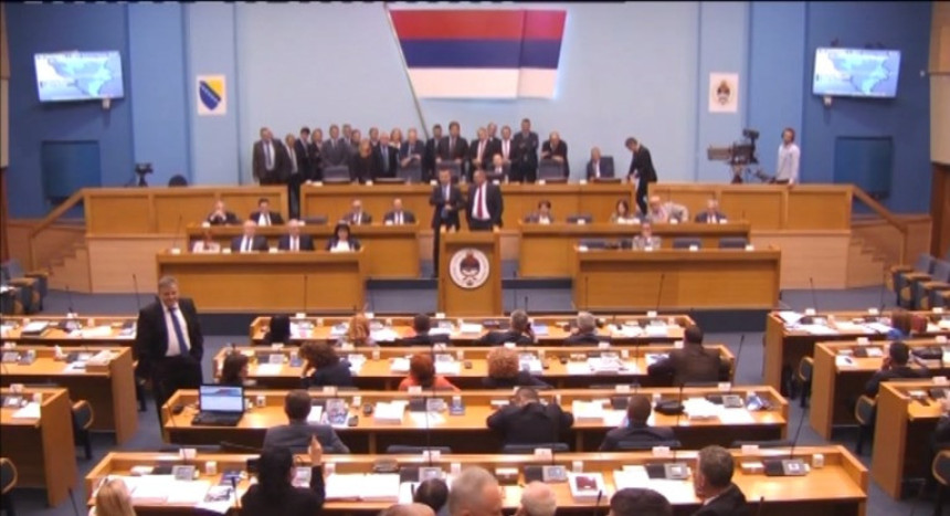 Parlament prekinut, nastavak danas