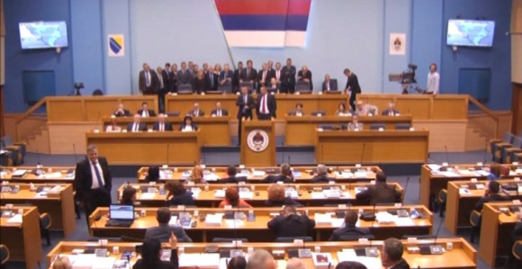 Parlament prekinut, nastavak danas