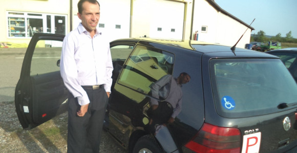 Humanost: Kupili mladiću automobil