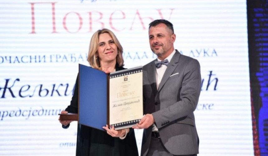 Pršte priznanja u izbornoj godini!