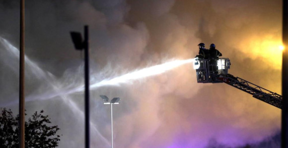 Buknuo požar u firmi toalet papira u Surčinu