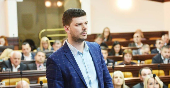 Nešto se čudno dešava unutar najjače stranke