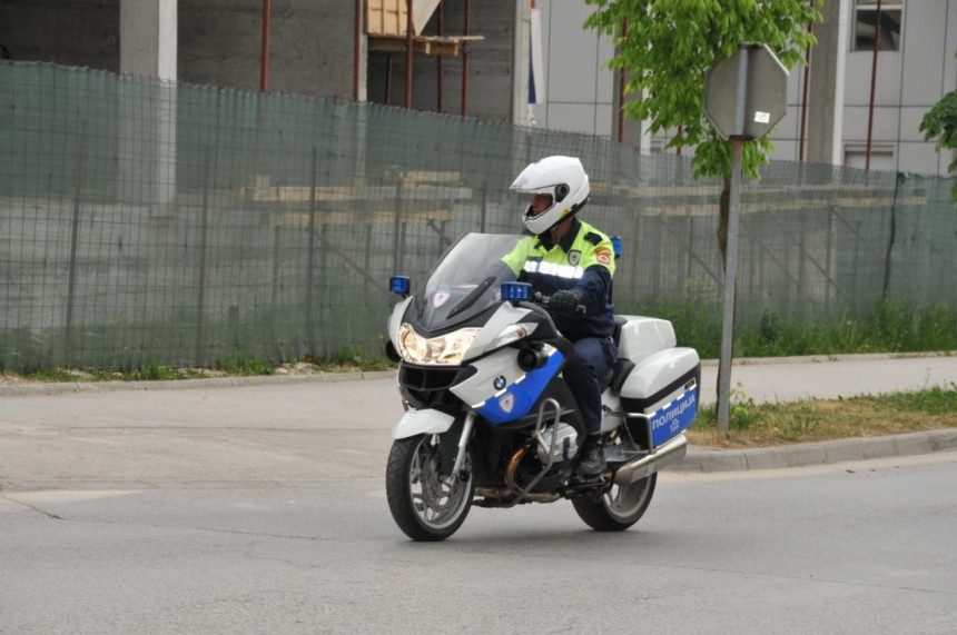 Policajac na motoru sustigao lopova