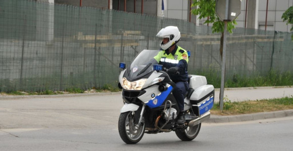 Policajac na motoru sustigao lopova