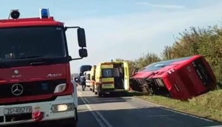 Prevrnuo se autobus pun djece