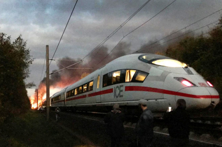 Zapalio se voz, spašeni putnici