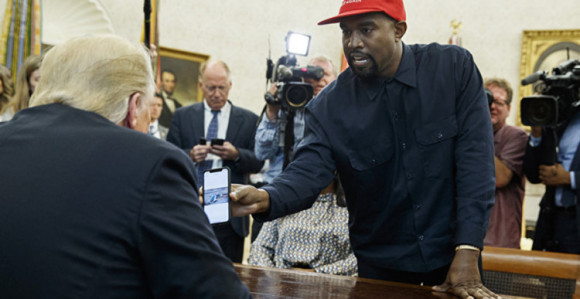 Reper lupao po Trampovom stolu  