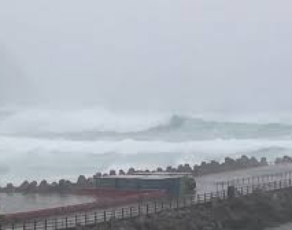 Snažni tajfun stiže u Japan, počinje evakuacija