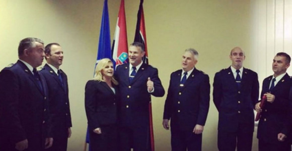 Kolinda s klapom zapjevala "U boj, u boj"