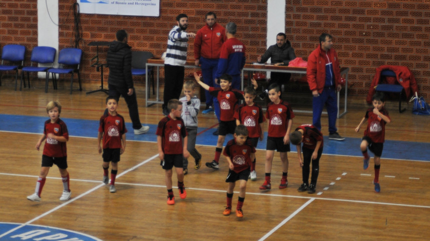 Дјеца опсједнута фудбалском лоптом
