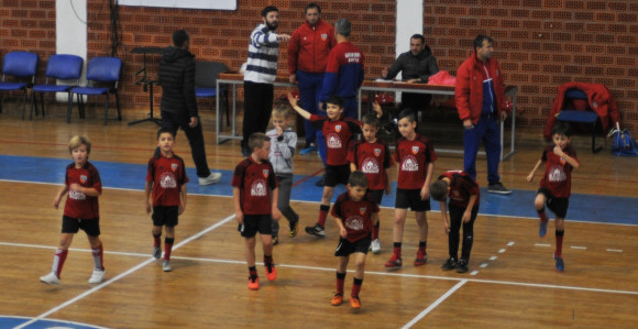 Дјеца опсједнута фудбалском лоптом 