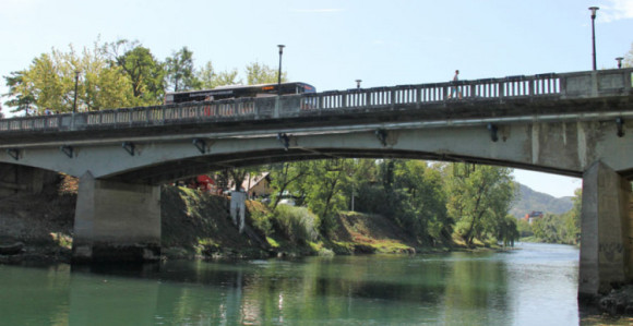 Skočio sa mosta, spasili mu život