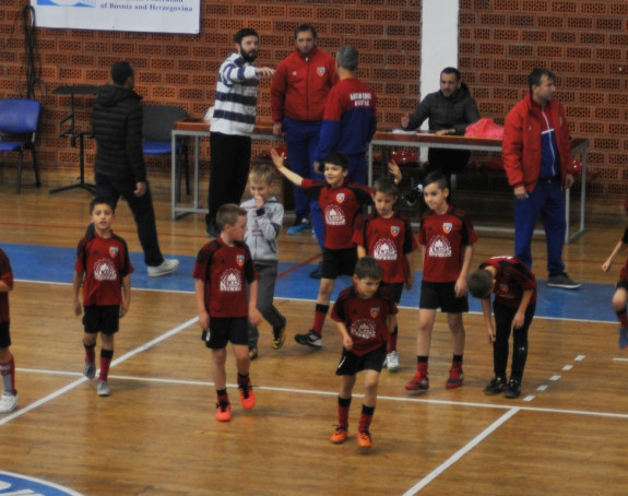 Дјеца опсједнута фудбалском лоптом 